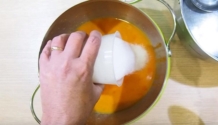 Add sugar to sea buckthorn puree, mix.