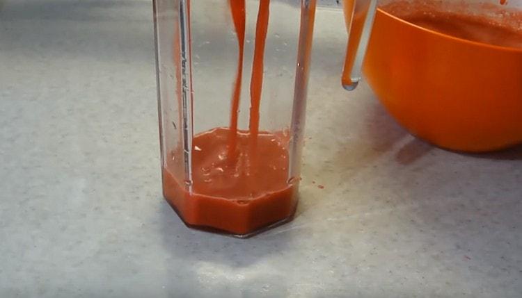 Filter the resulting drink through a sieve.