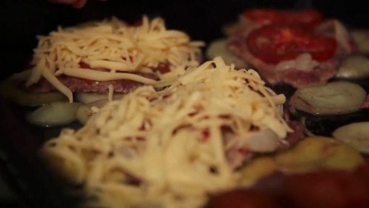 At the end of cooking, sprinkle the meat with cheese and let it bake until golden brown.