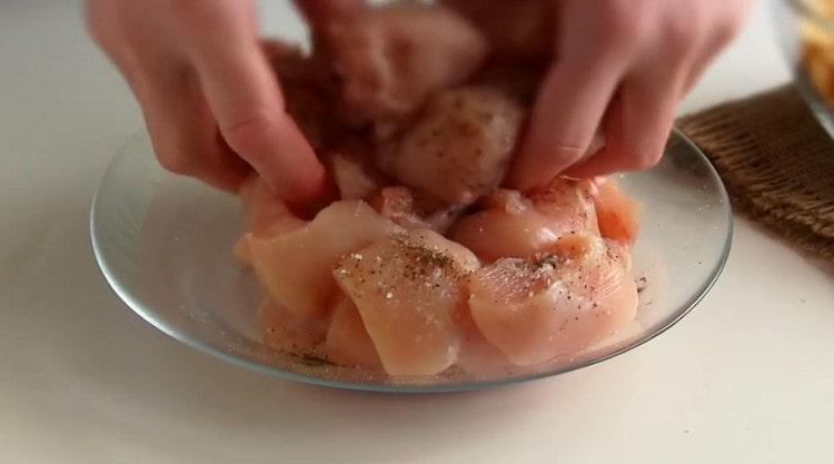 Mix the meat well and leave it to marinate.