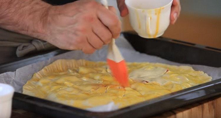 Before sending to the oven, grease the cake with whipped yolk.