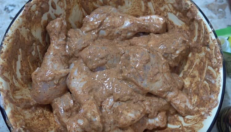 Lubricate the shins with marinade and let them stand for about 20 minutes.