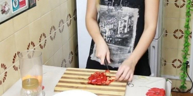 We cut the bell peppers in pieces and add them to the blender too.