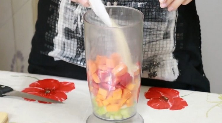 Immediately to the vegetables add a little oatmeal finely ground.