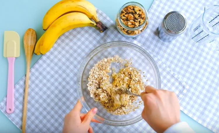 Mix the mass and leave the flakes to swell a little.