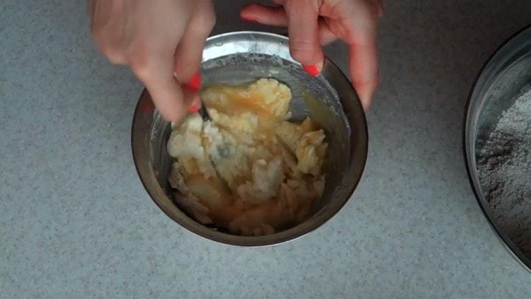 Mix the mass again with the egg.