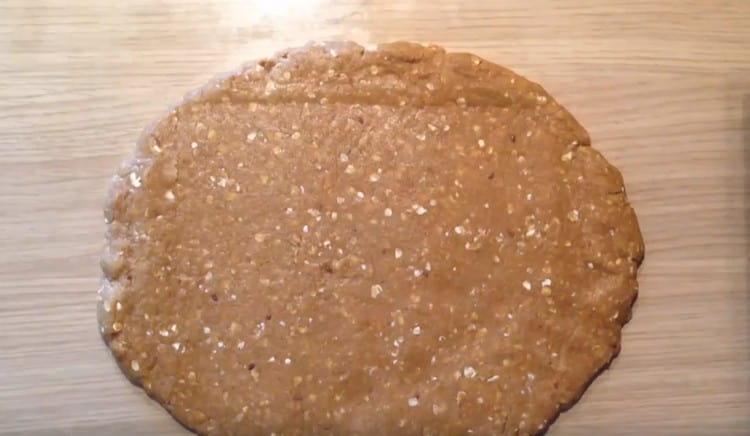 Roll out the dough into a layer 1 cm thick.