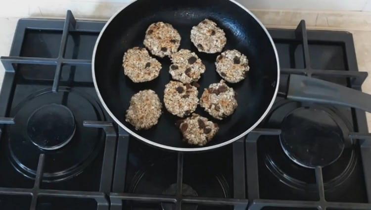 Turn the cookie over to the other side and cover with a lid.