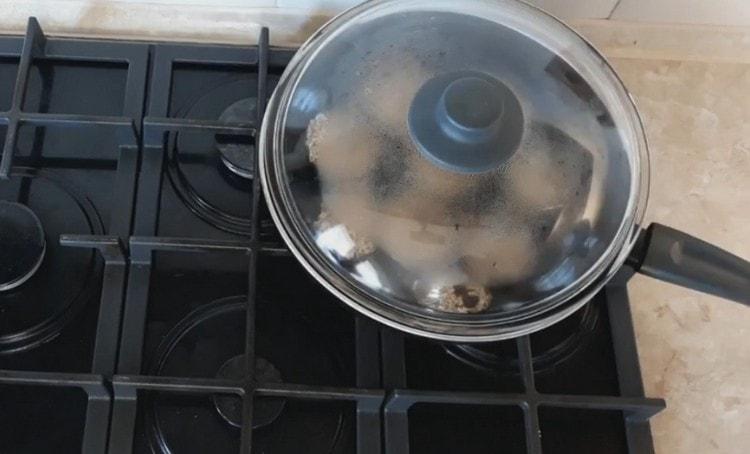 Cookies must be held for another 10 minutes under the lid.