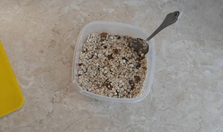 Mix the mass with a spoon.