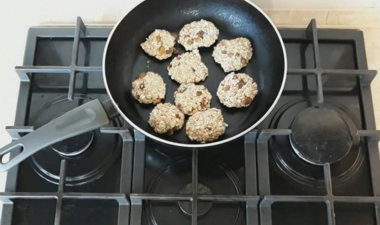 We heat the dry pan and put the billets on it.