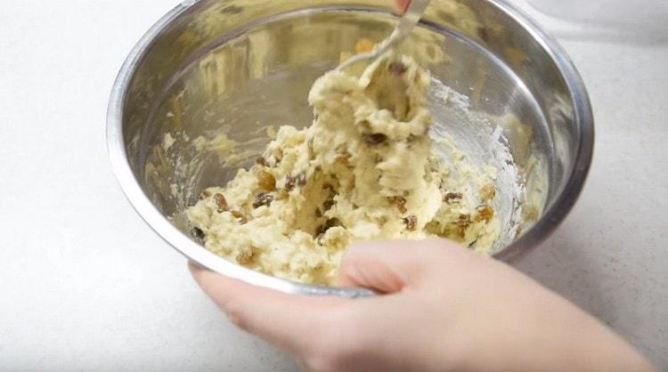 Add raisins and mix the mass again.