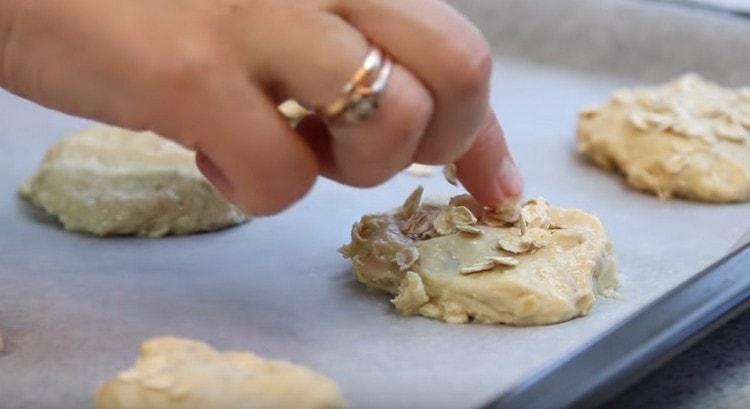 For decoration, cookies can be sprinkled with cereal.