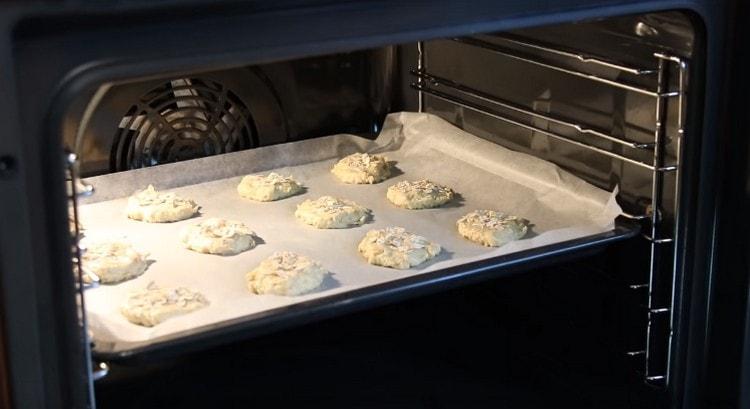 For 15 minutes, send the baking sheet with the blanks into the preheated oven.