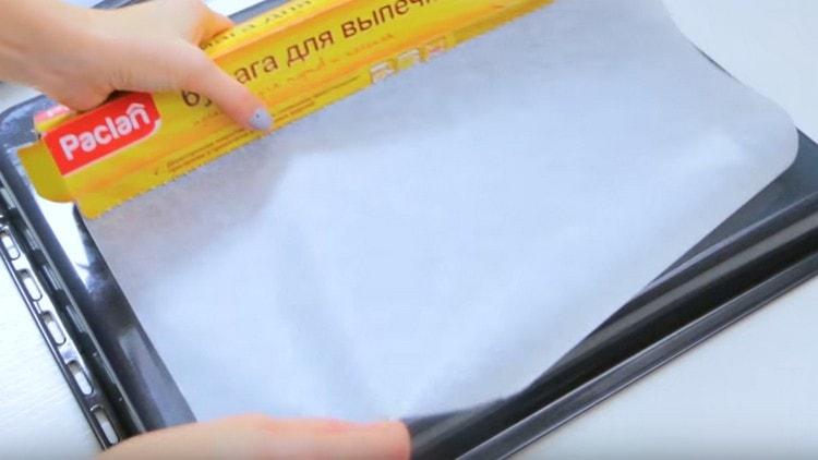Cover the baking sheet with baking paper.