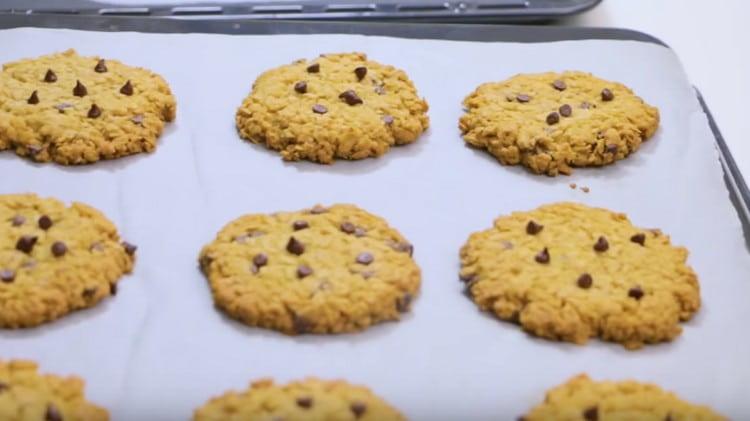 We take out the finished cookies from the oven and allow 3 minutes to cool on a baking sheet.