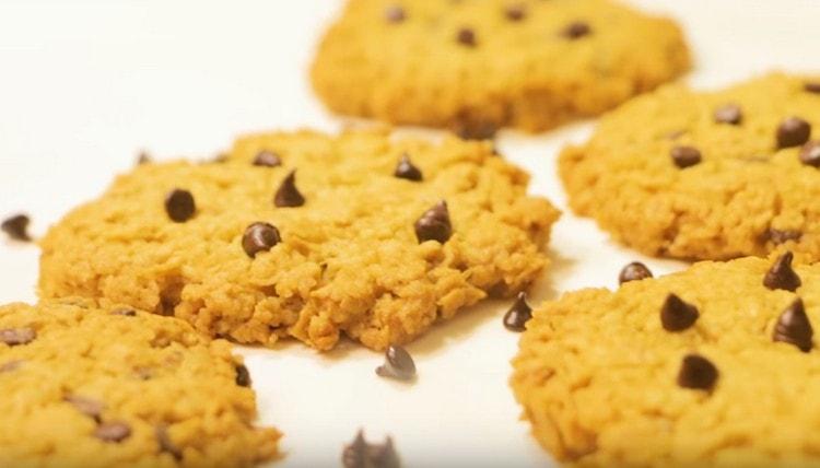 Such oatmeal cookies with chocolate will delight both a pleasant taste and a delicate aroma.
