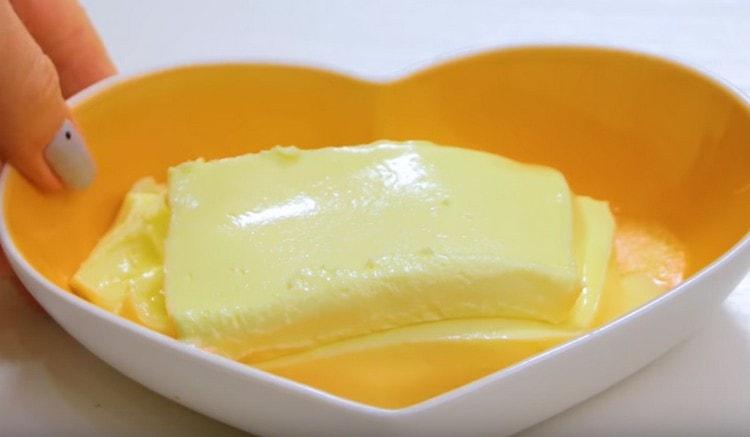 We take out the butter in advance from the refrigerator to make it soft.