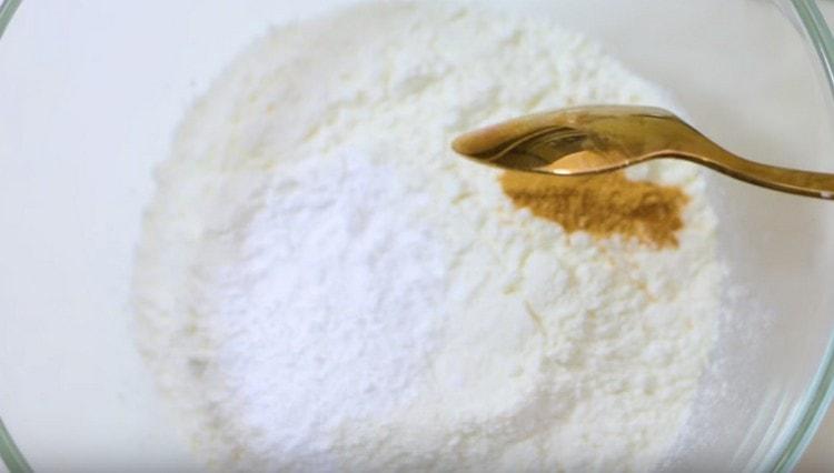 Mix flour with baking powder and cinnamon.