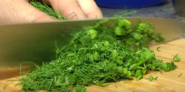 Grind fresh dill.