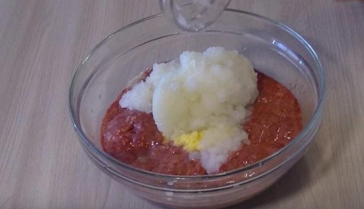 Through a meat grinder, we pass the chicken liver, onion and potato.