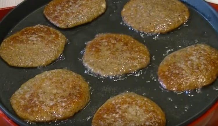 When the pancakes are fried on one side, turn them over to the other, cover with a lid.