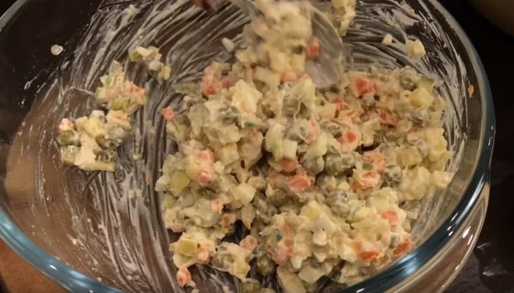 We season our Olivier with mayonnaise and mix well.