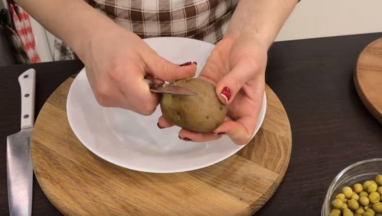 Peel the boiled vegetables.