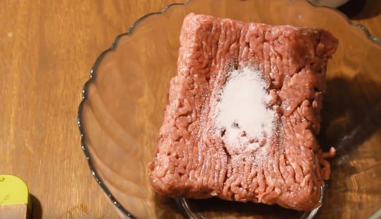 Add salt and pepper to the minced meat.