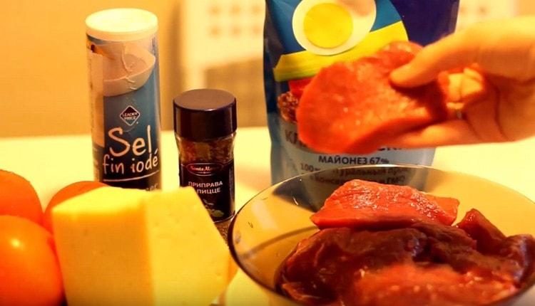 Cut the meat into slices.