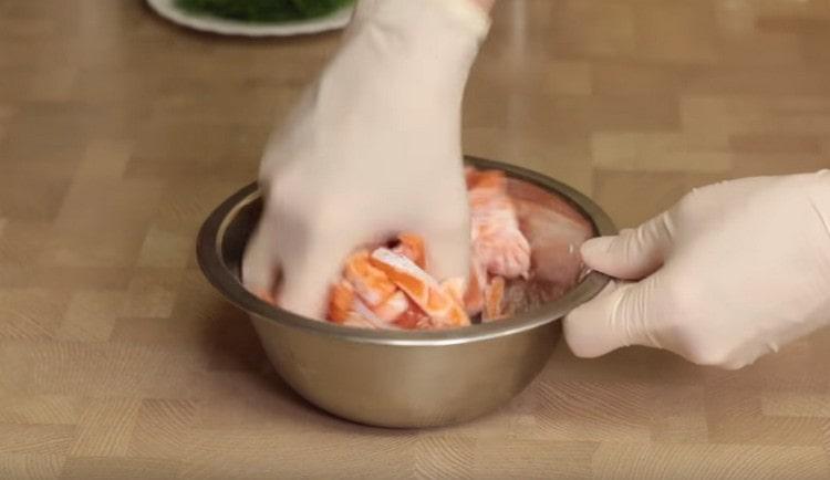 Add a little flour to the fish and mix.