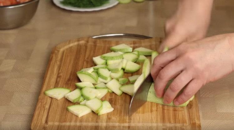 Cut the zucchini into pieces.