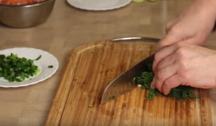 Grind fresh green onions, dill, garlic.