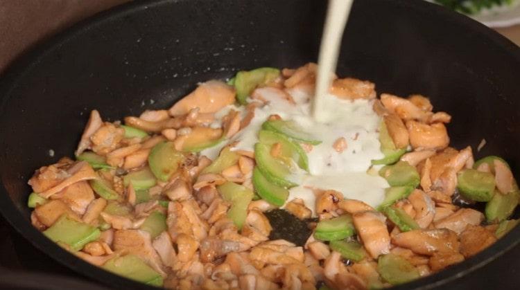 Return the zucchini to the fish in the pan and add the cream.