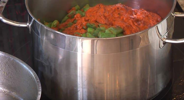 We shift the resulting sauce to the fried ingredients.