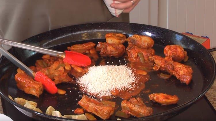 Spread rice in the center of the pan.