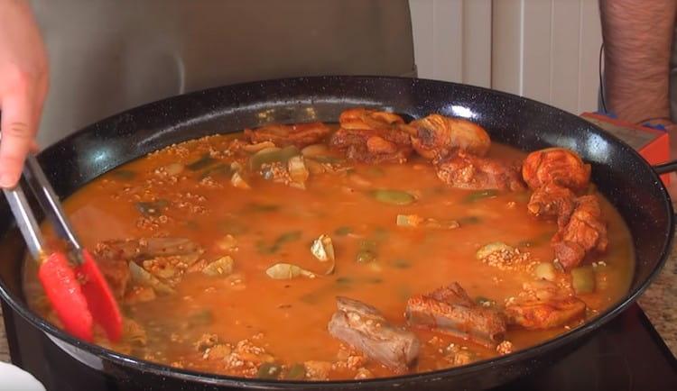 Pour the broth ingredients into the dish.