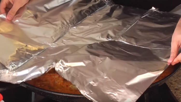 At this stage, it is very important to cover the pan with foil.