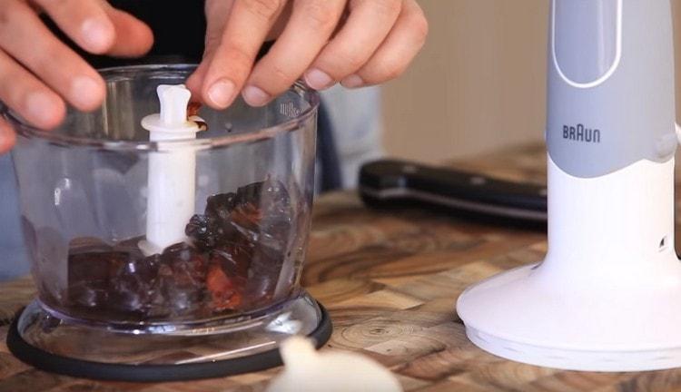 When the peppers give their flavor to the butter, transfer them to the blender bowl.