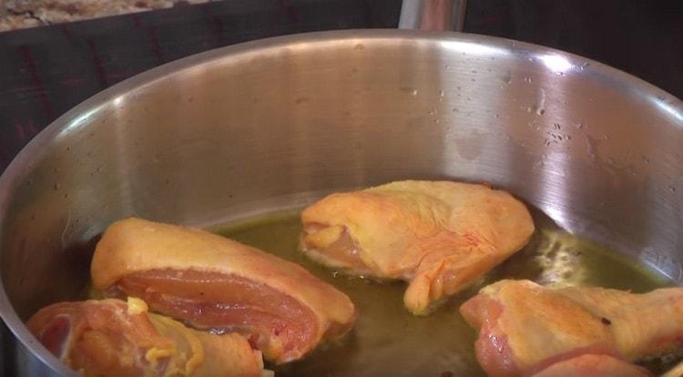 Spread chicken in the pan.