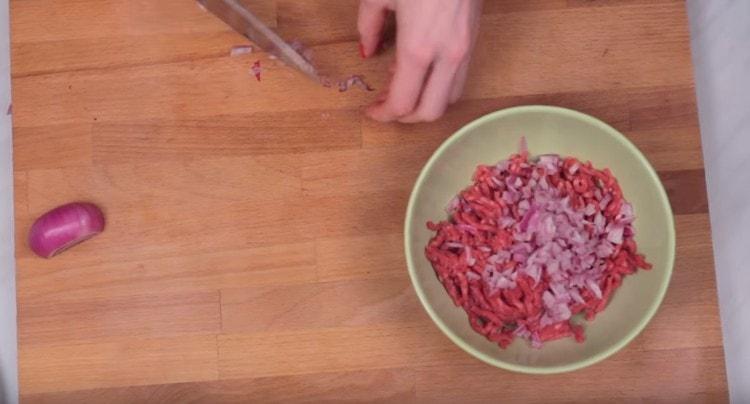 Add finely chopped onion to the minced meat.