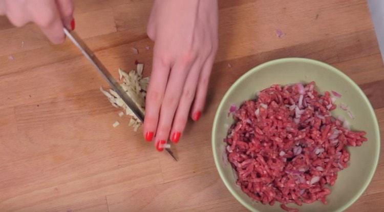 Grind the garlic, add to the minced meat.