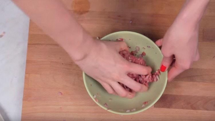 Stir the minced meat thoroughly.