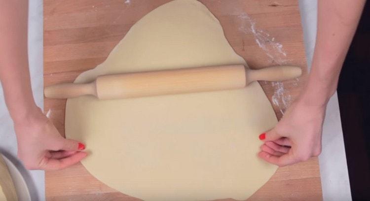 Thinly roll each part of the dough.
