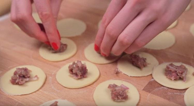 put the filling on each piece of dough.