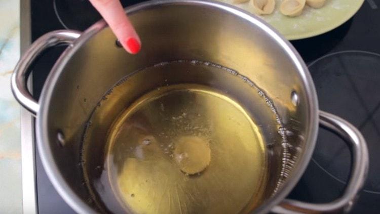 Heat the oil in a saucepan.