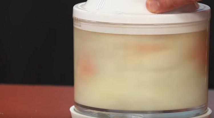 Add salt, water and chop the onion with a blender.