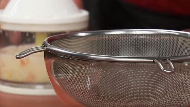 We put the onions on a sieve, we need a liquid that drains from it.