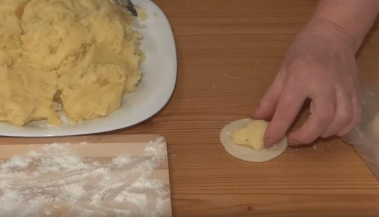 Put a spoonful of the filling on the center of each piece.