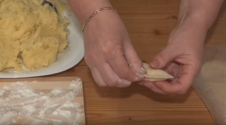 We pinch the edges of the dough.